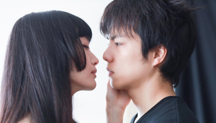 漫画改编的日剧《与雪女同行吃蟹》重冈大毅饰演陷入绝境的男主角