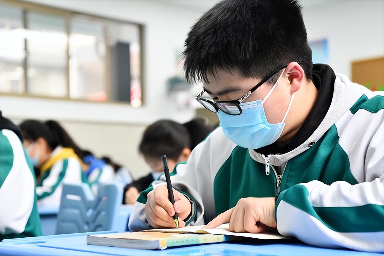 高中生迎来坏消息，高考增设“身份要求”，部分考生或将无缘高考