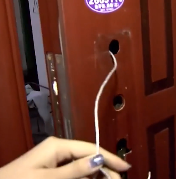 2021年女大学生失恋后发疯，殴打六旬母亲，执意嫁给50岁的流浪汉