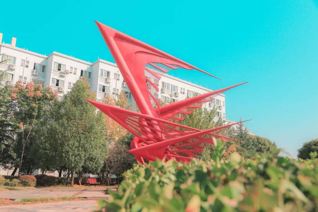 湖北这所大学：5大食堂、高档公寓，吃住条件相当好，出门是地铁