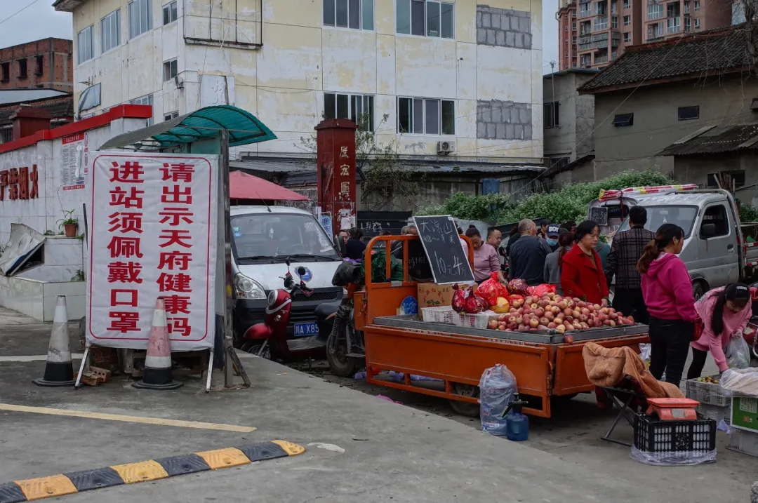 飘了,反套路的“硬核市集”给我找到了