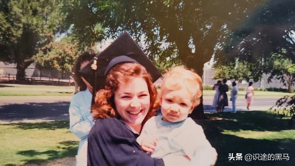 科技公司CEO下飞机就被警察按倒在地，竟与30年前的美女惨案有关