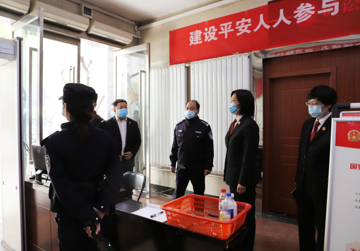 西安长安法院党组书记、代院长王浩到诉讼服务中心指导检查疫情防控和立案工作