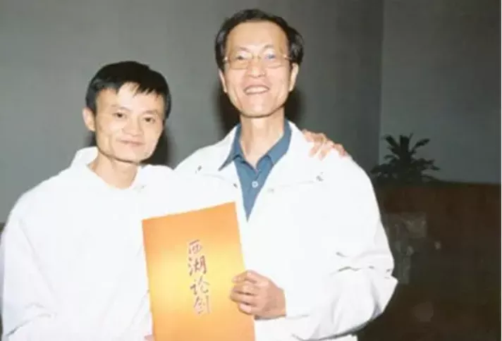 王一博背后的“狠女人”:她被90万人痛骂,为何却成为了最大赢家