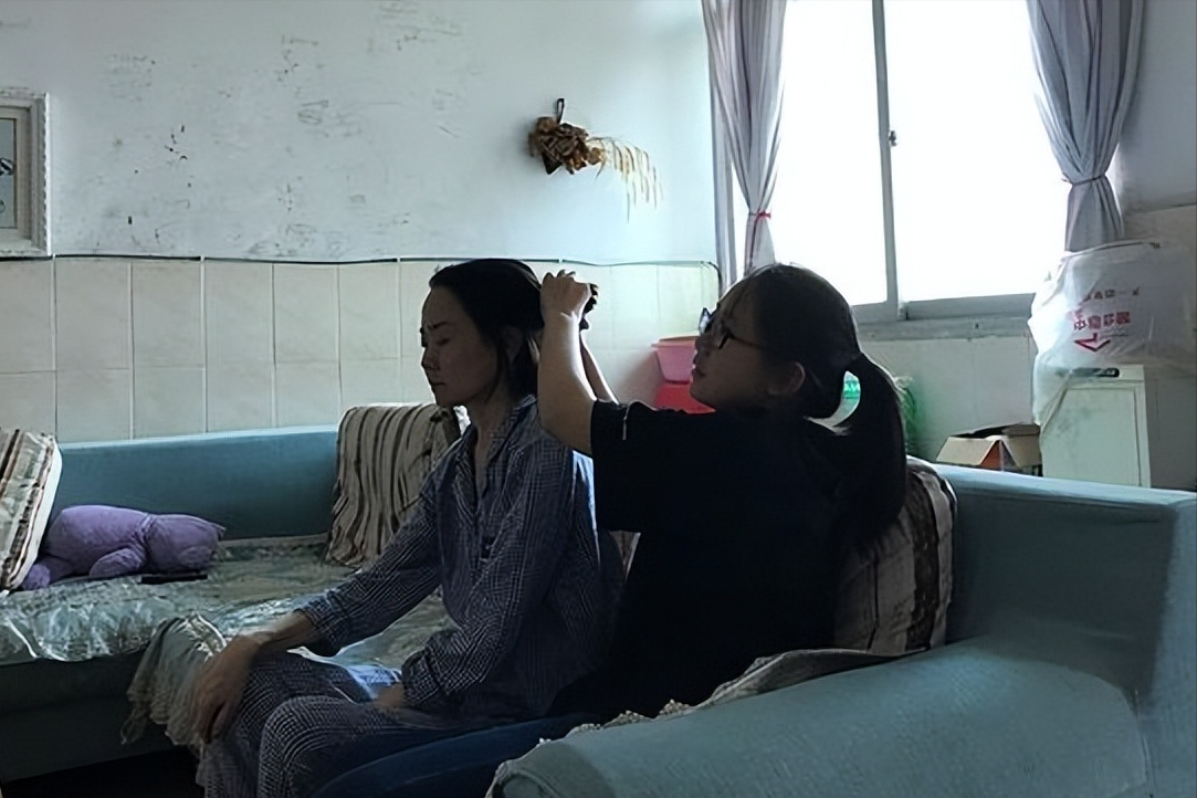湖北女孩全市第一考进北大，收到通知书时才知道，妈妈患癌1年了