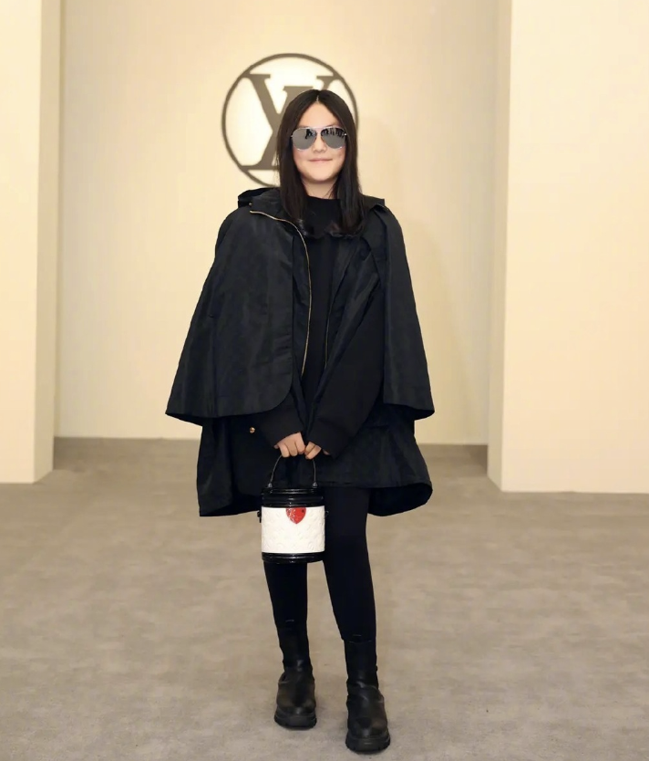 李湘晒母女近照，王诗龄靠着妈妈卖萌，试穿衣服身材高挑又瘦了