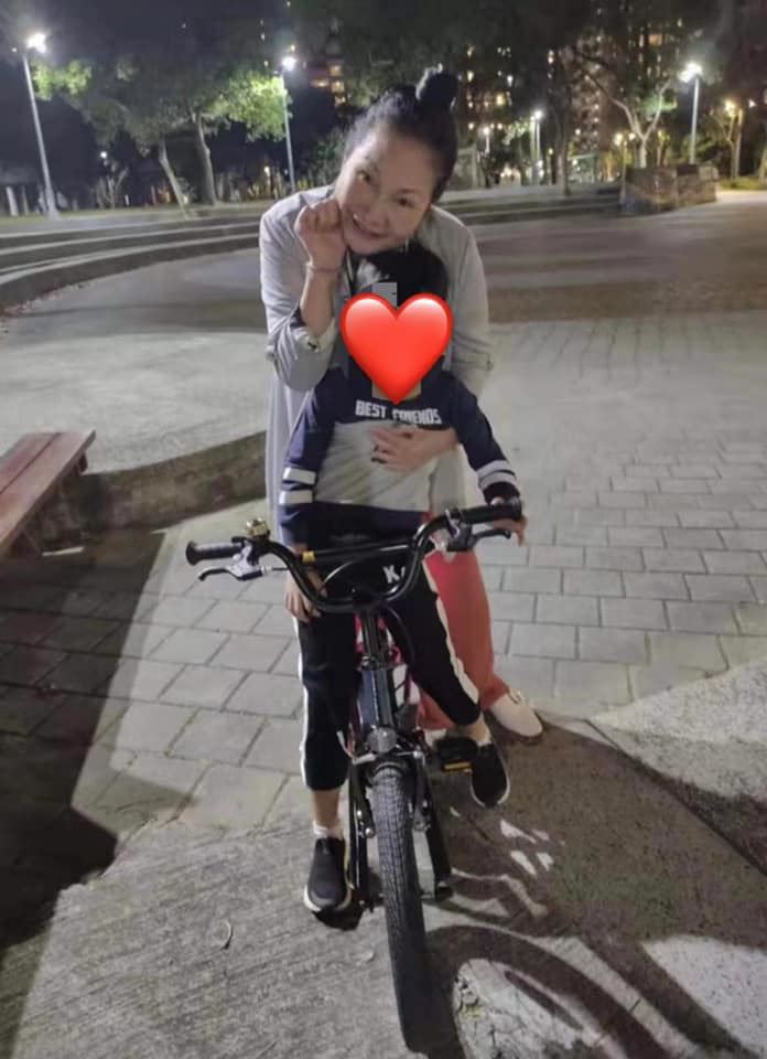 大S再婚后子女近况曝光，S妈代汪小菲教孩子骑车，婆孙合影很温馨
