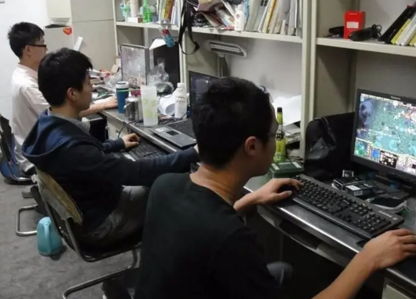 封校后的大学生都在做什么？男生宿舍玩捉迷藏，女生宿舍演宫斗剧