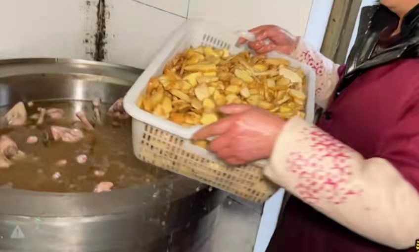 安徽滁州夫妻卖钟爱盐水鹅，一斤35元每天卖上百只，刚出锅就排队