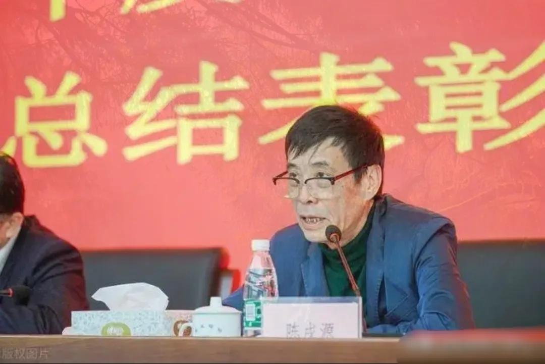 欧冠为什么有5个人(凭什么？5万人小镇球队成欧冠4强，14亿人中国男足进不去世界杯？)