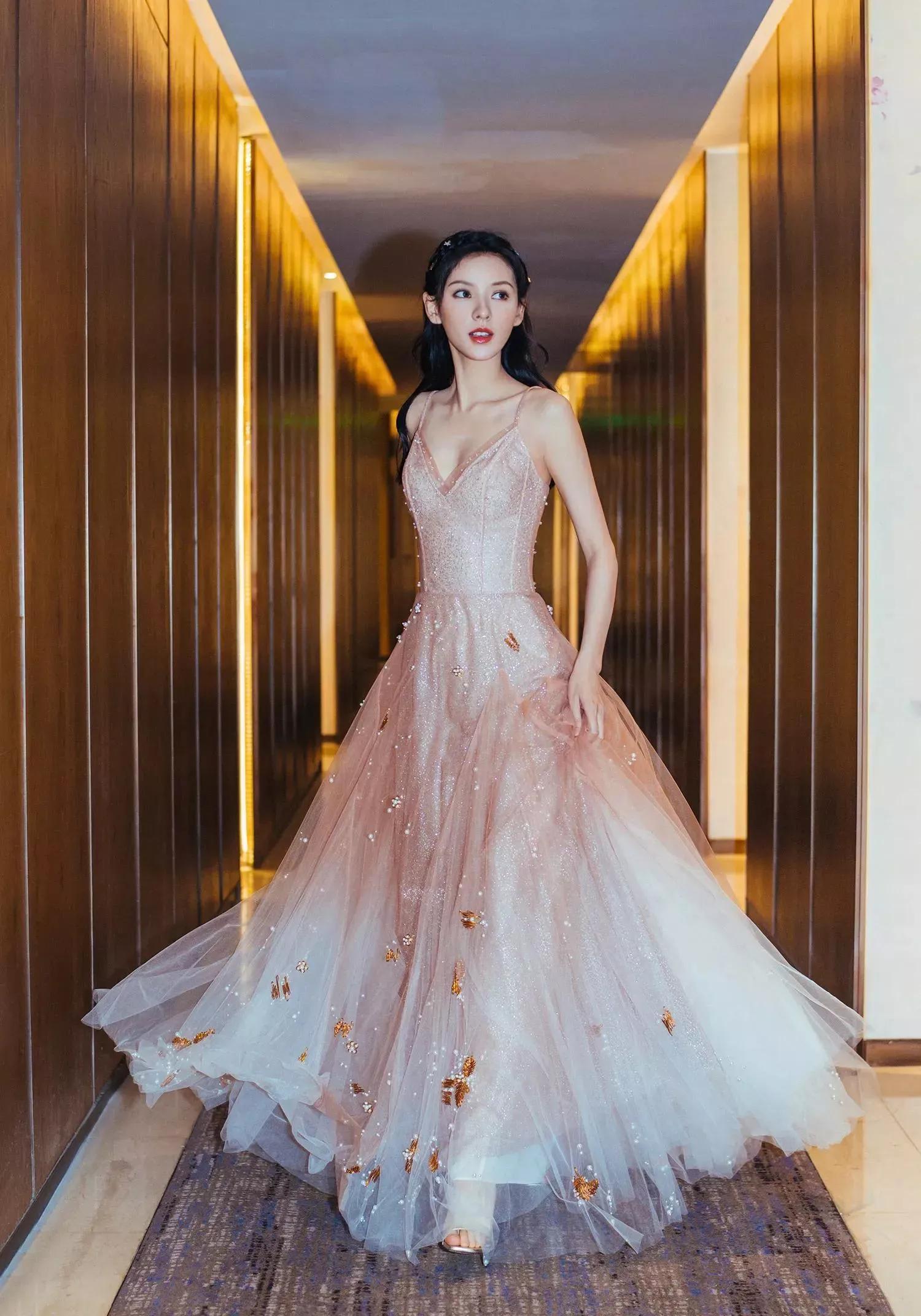 张予曦：清秀俊美，气质优雅，温婉大方，侧颜堪称完美