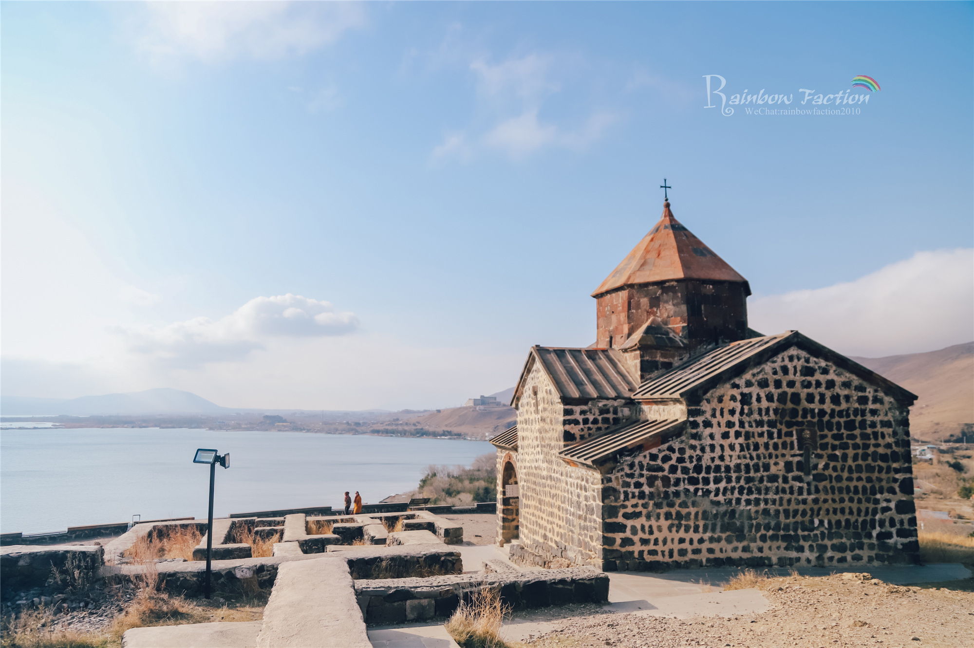在亚美尼亚塞凡湖，邂逅一场浪漫美丽的婚礼