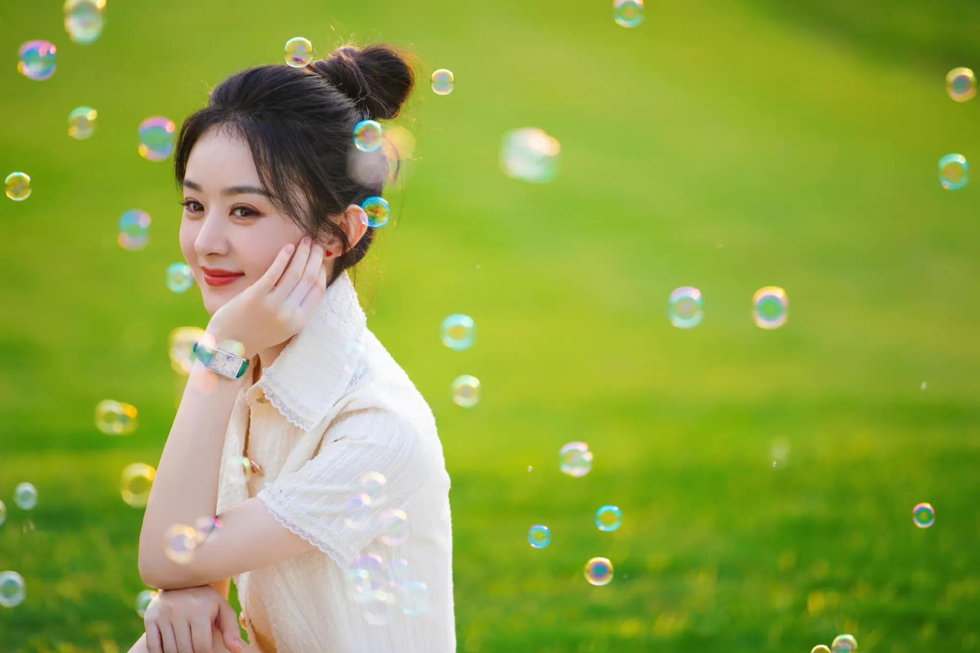 赵丽颖最新九宫格露营大片，丸子头造型少女感十足