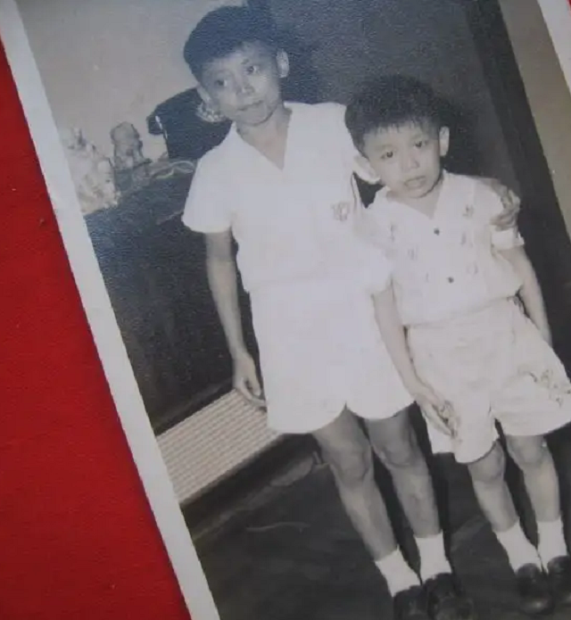 陕西农民捡到​坑面女婴，哥哥做苦力为妹妹整容，变美后她嫁给哥哥