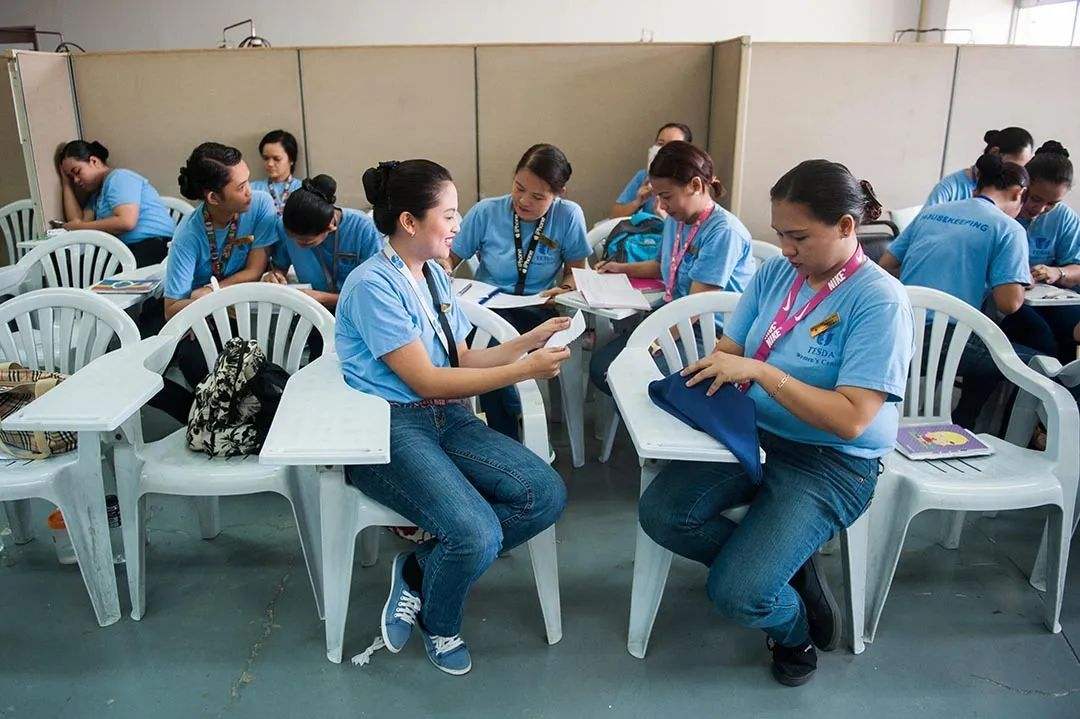 在香港，34岁的菲佣，抛下4个女儿，半夜躲在被窝痛哭，心酸人生