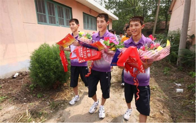 山东三胞胎同时考上211高校，十年后同日成婚：爷爷盼着抱重孙