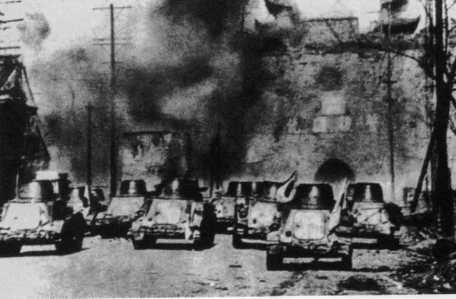 04,图为平型关伏击战的场景.