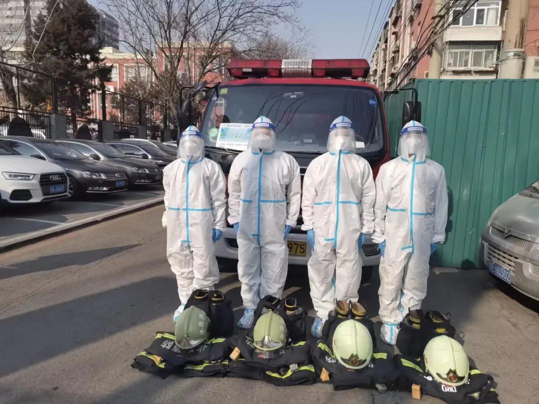 为了人民群众的平安幸福，“火焰蓝”化身“战疫白”