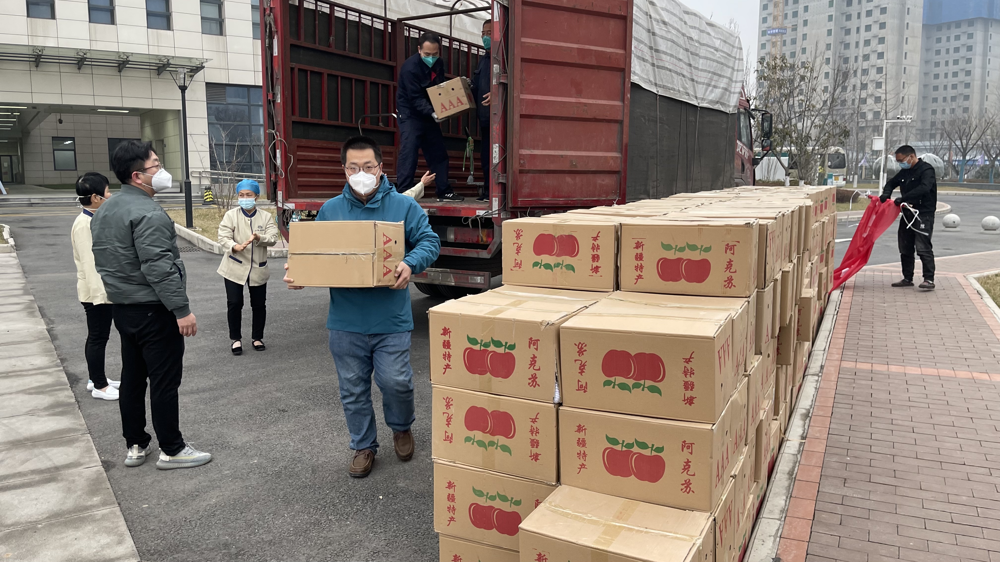陕西农业品牌网、陕西绿农商贸公司为一线医护和新闻工作者送水果
