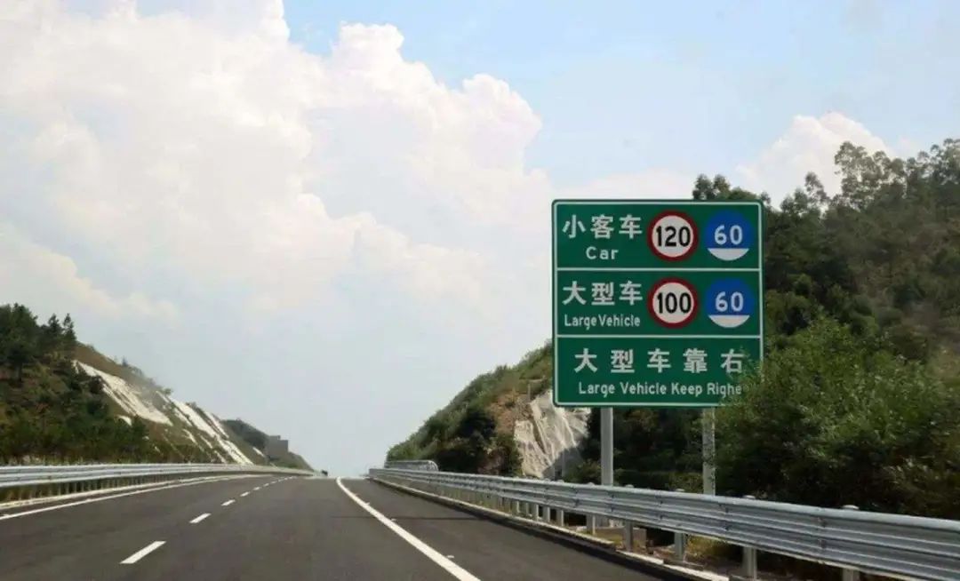 女司机高速只开三十码，连交警都看不下去，司机：快了有危险
