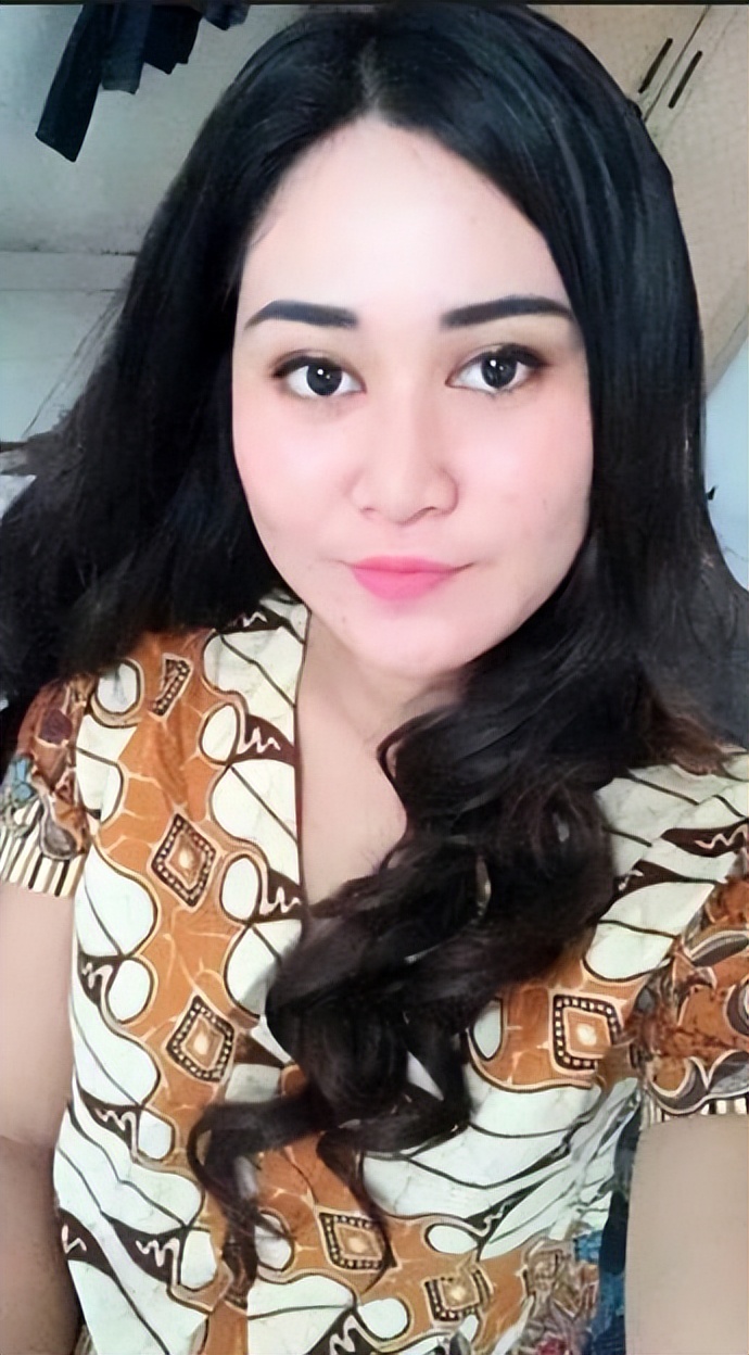 缅甸女孩走红，长相甜美堪比偶像剧女主，网友：令人上头的美貌