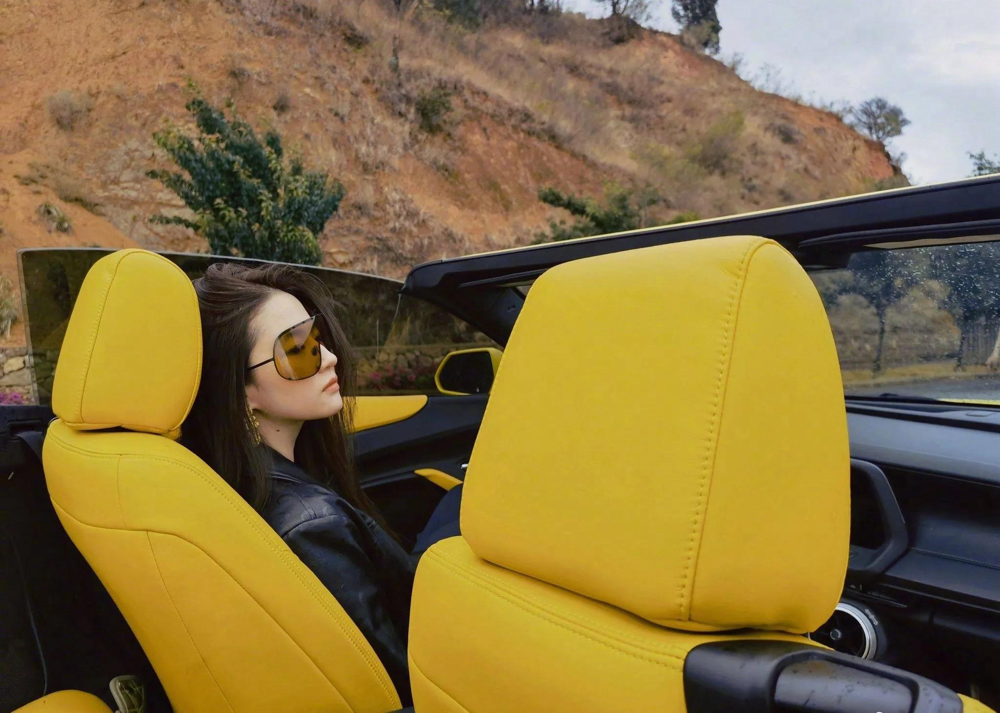 刘亦菲黑色皮衣