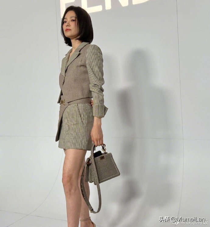 宋慧乔巴黎高定时装周秀场照来啦，姐姐一头利落短发知性优雅