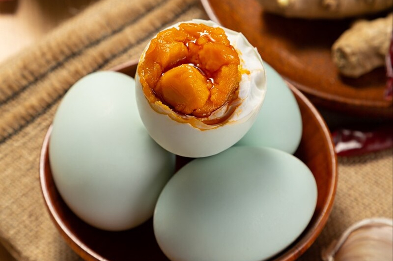 腌咸鸭蛋，不泡盐水不裹泥巴，教你一个新式腌法，个个流油起沙