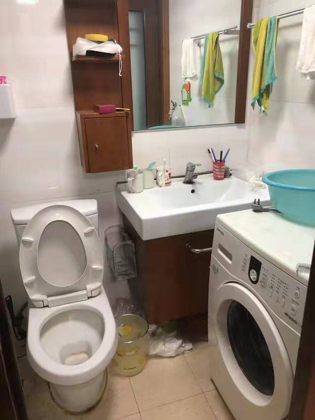 夫妻卫生间中毒身亡，女方父母起诉房东索赔99万，曾反映马桶水封低，房东称双方都倒霉，凶宅卖不掉租不成