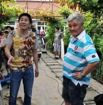 乡爱导演皮长山说以前拍戏都早早到片场没有请假的，现在抽空来拍