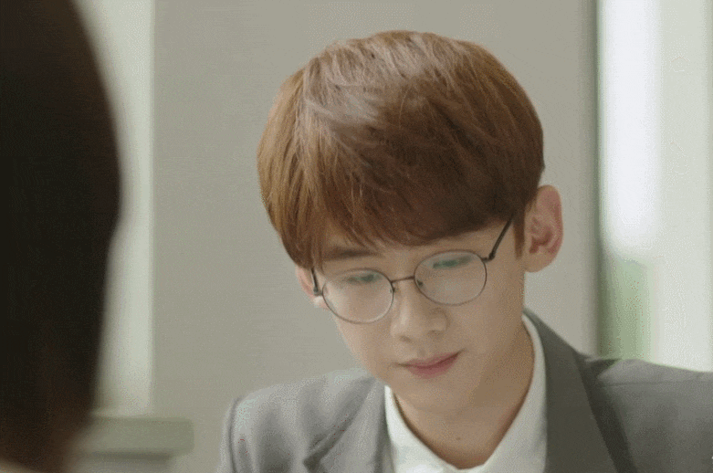 同样是“眼镜造型”，把肖战王一博和吴启华放一起，差距就出来了