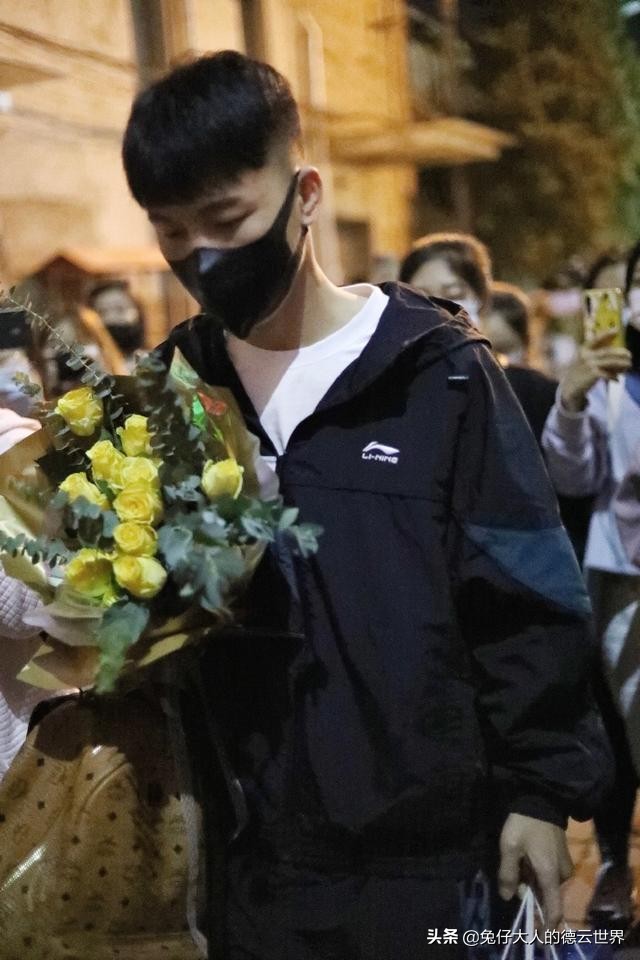 德云社二哥刘筱亭凌晨发文，在线喊话搭档张九泰，期待下一个十年