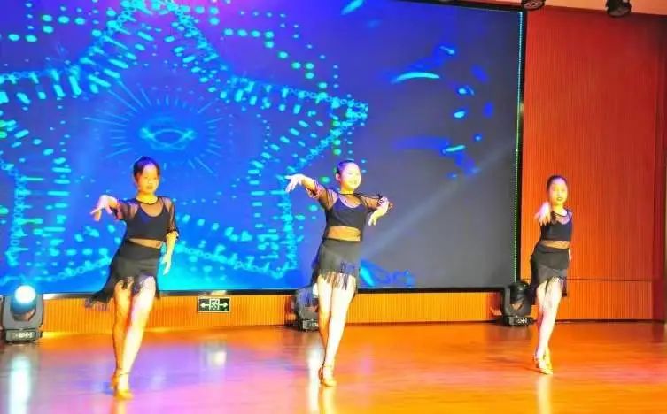 湘潭市三中举行第21届校园艺术节暨庆元旦迎新年文艺汇演活动