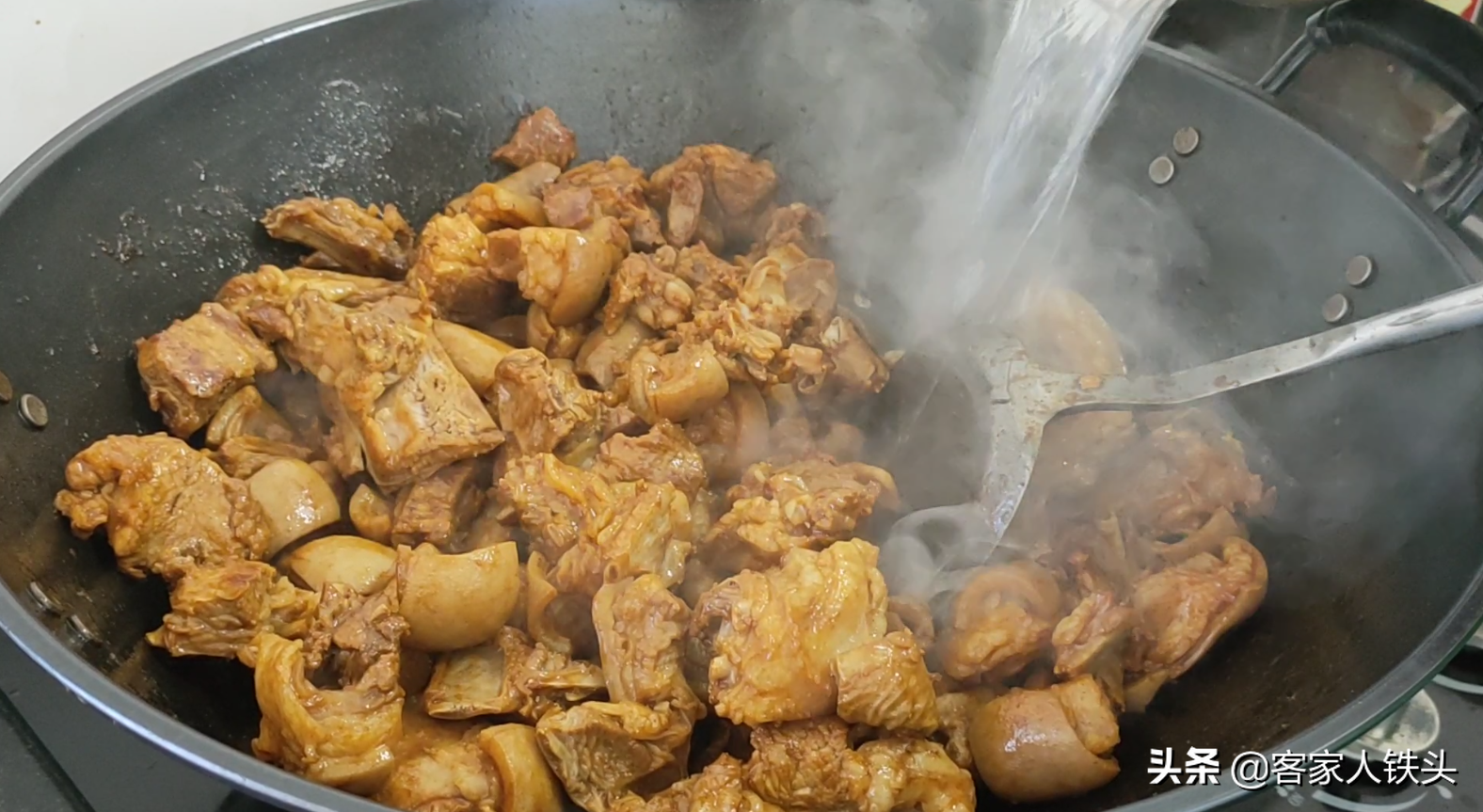 广式羊肉煲正宗做法，掌握好关键一步，皮爽肉香味美，越吃越过瘾