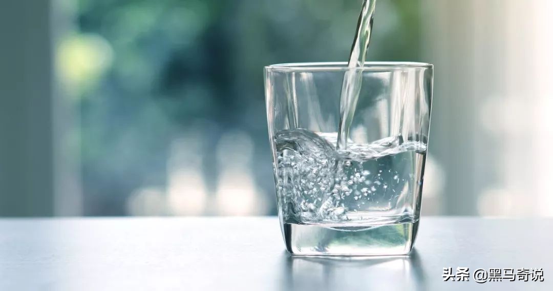 晨起第一杯水，喝水等於喝細菌？ 有害健康？ 真的是這樣嗎？