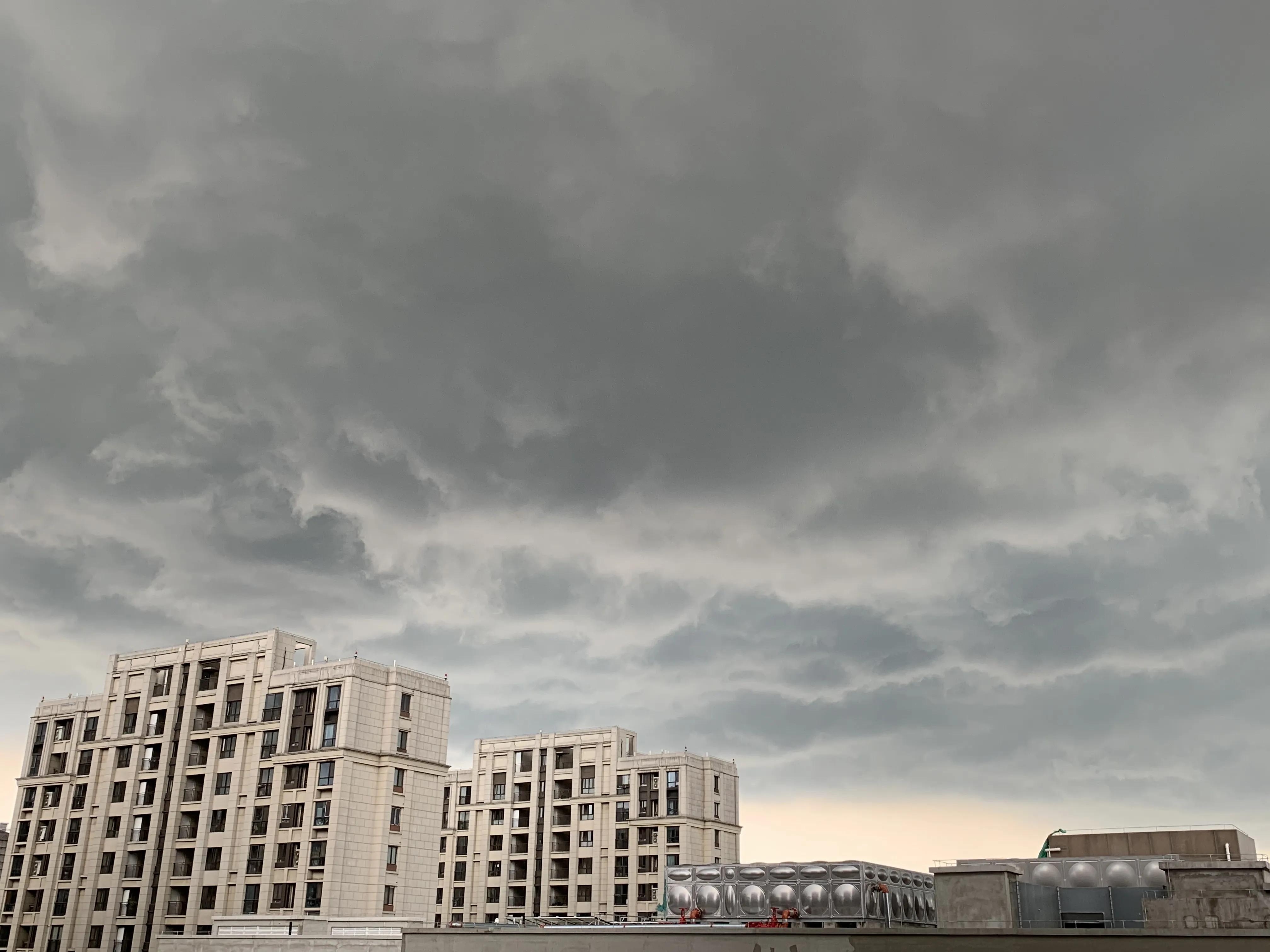 暴雨突袭上海堪比台风过境