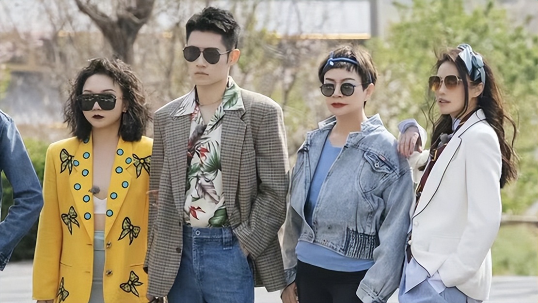 61岁宋丹丹不服老！穿芭比粉西装比年轻人潮，梳大背头高级又飒气