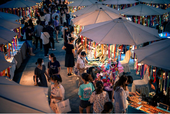 开奔驰、宝马去摆地摊，团队策划营销，摆地摊真的能发家致富了