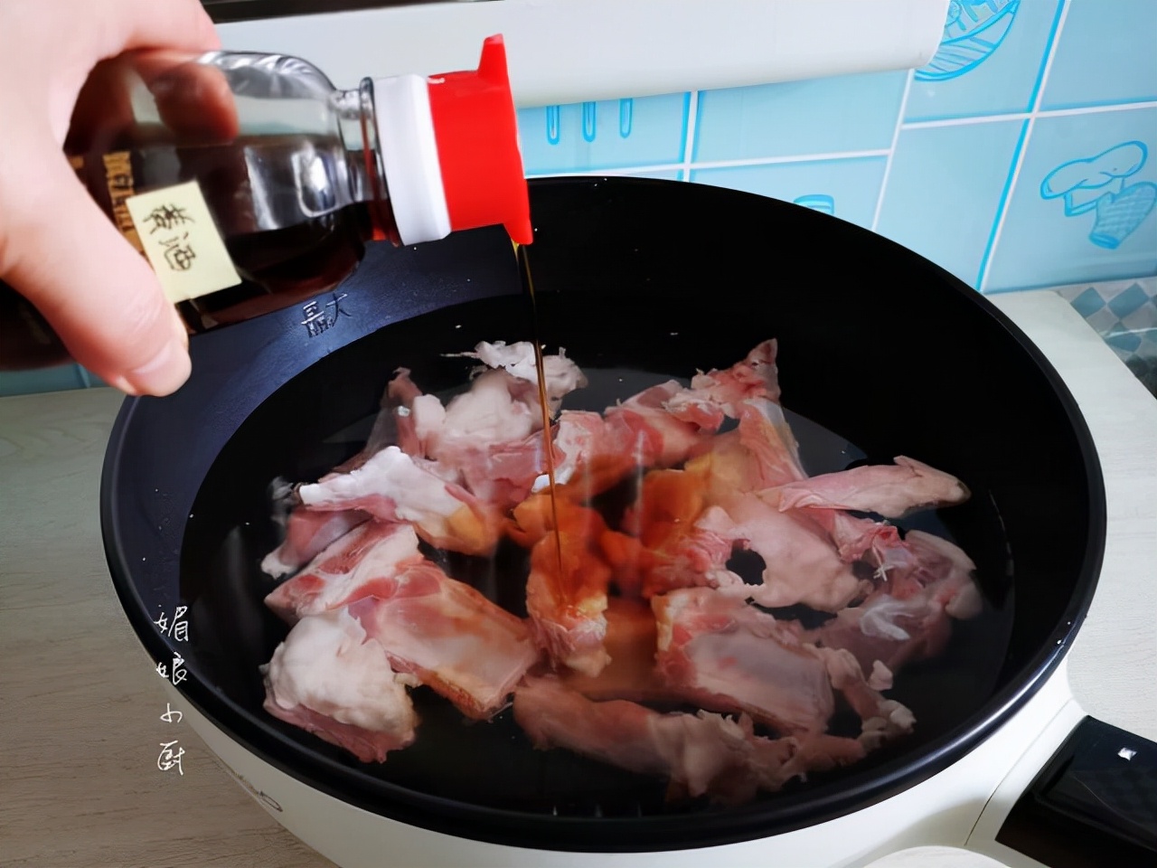 冬天做羊排炖萝卜记得加4样香料就够，汤清鲜美，羊肉香软不膻