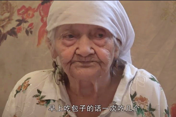 新疆“老寿星”135岁离世，爱喝矿泉水吃2样东西，乐观心态很重要