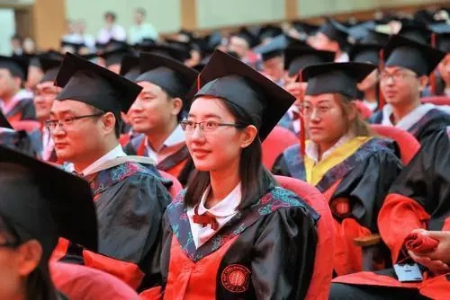 海归博士回国应聘211高校教师，吐槽工作体面工资低，成为月光族