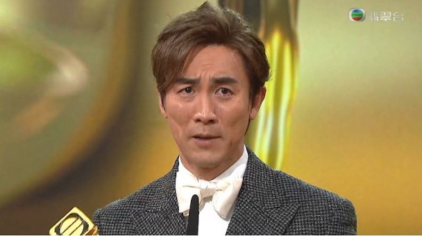 TVB颁奖礼上演宫斗，钟嘉欣痛失视后输给林夏薇是因为站错队？