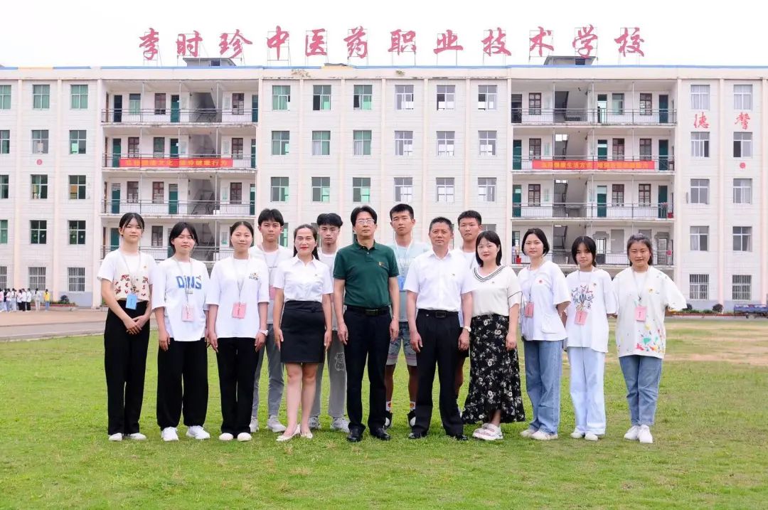 学校开设两个兴趣小组（以）