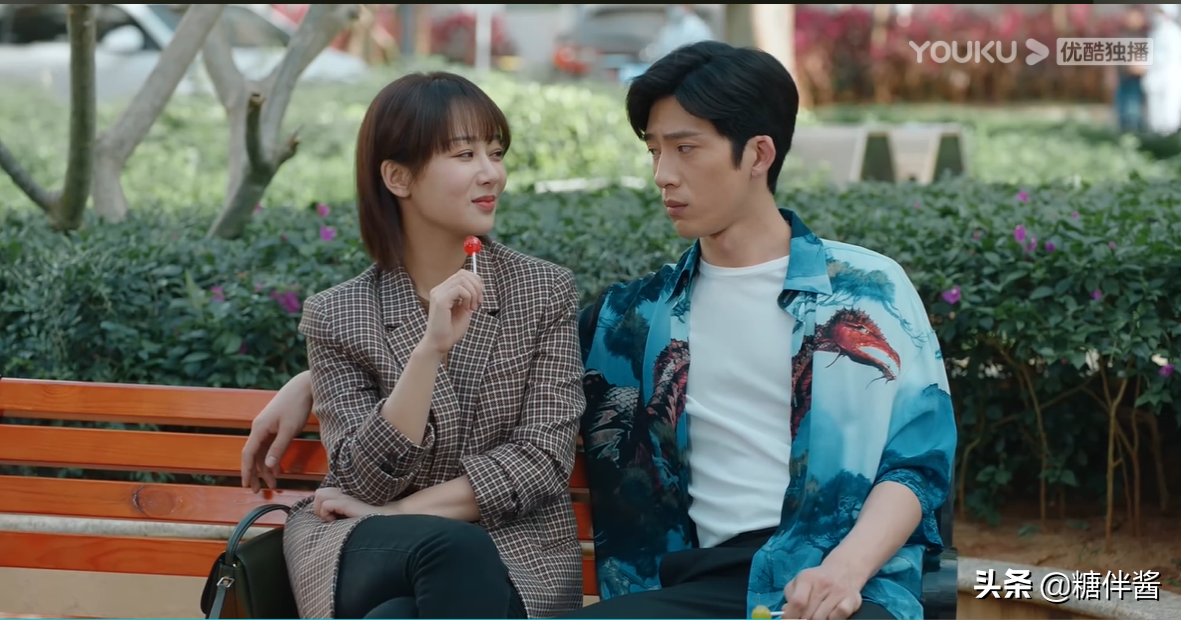 《女心理师》原著评分7.3，影视化5.2，收视全靠杨紫井柏然甜爱