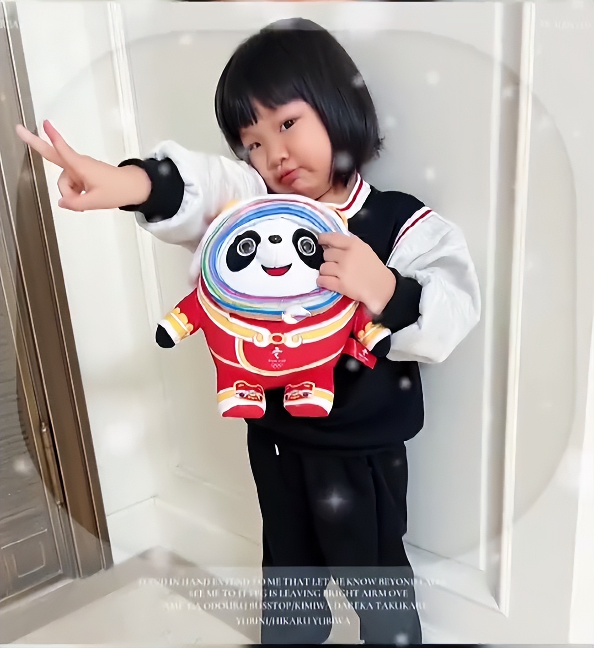 王祖蓝晒俩女儿萌态，天韵和妹妹分享冰墩墩，可爱懂事越长越漂亮