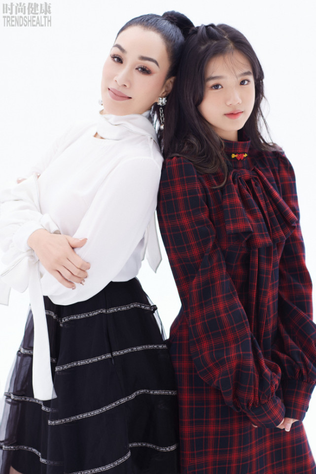 钟丽缇与俩女儿写真曝光，Jaden颜值逆袭星范儿足，考拉最像妈妈