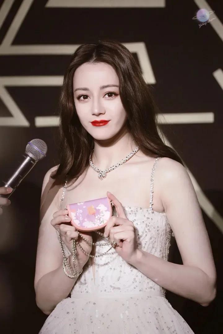 迪丽热巴的颜值是否过誉？