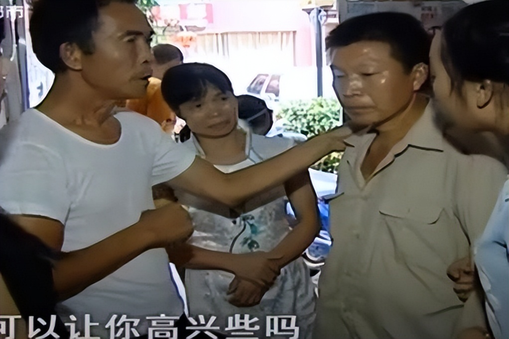 2017年，女孩金榜题名后，偷偷与富豪生父相认，穷养父：早干嘛了