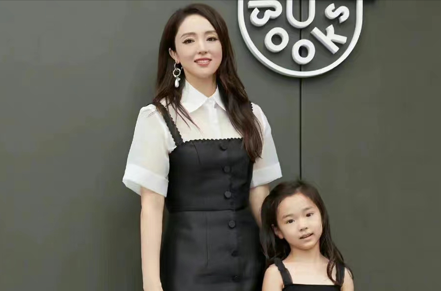 董洁、董璇、关悦跟谭卓带娃现身活动，离开滤镜的容貌太真实了