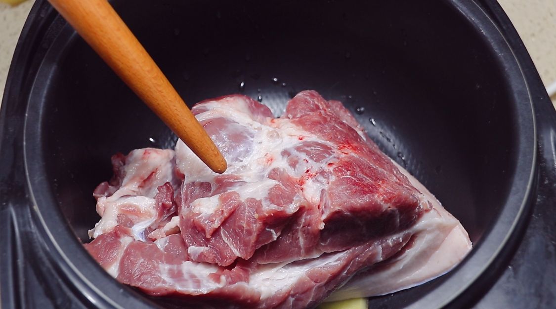 过年了，无论有钱没钱，这道猪肉一定要上桌，1个电饭锅搞定